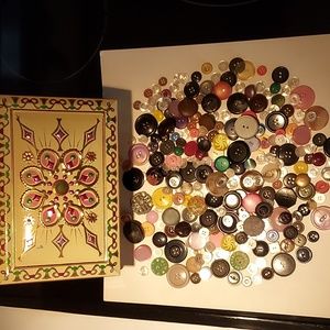 Vintage Buttons in a Vintage Collectible tin   FINAL